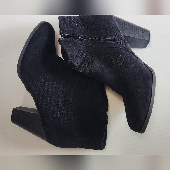 Sleek Black Heeled Boots with Textured Design - Picture 6 of 9